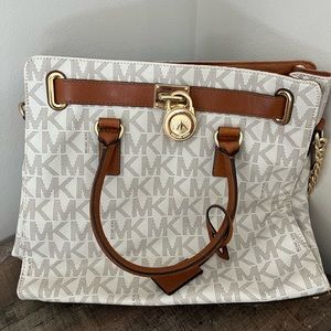 Never used this bag!! I am not one to carry big purses. Super cute for Christmas